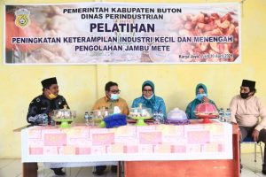 Tutup Pelatihan IKM, Delia Serahkan Alat Pengacipan Jambu Mete