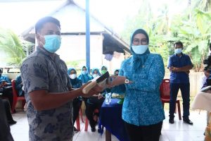 Tutup Pelatihan IKM, Delia Serahkan Alat Pengacipan Jambu Mete