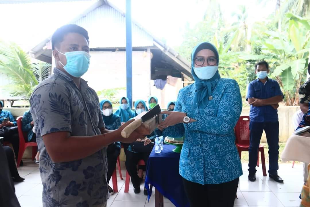 Tutup Pelatihan IKM, Delia Serahkan Alat Pengacipan Jambu Mete