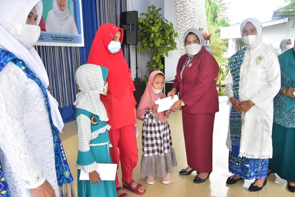 Peringati Hari Kartini, GOW Kota Baubau Gelar Aksi Sosial