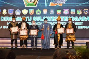 HUT Sultra ke 57 Bupati Buton Terima Penghargaan Pencegahan Stunting Awards