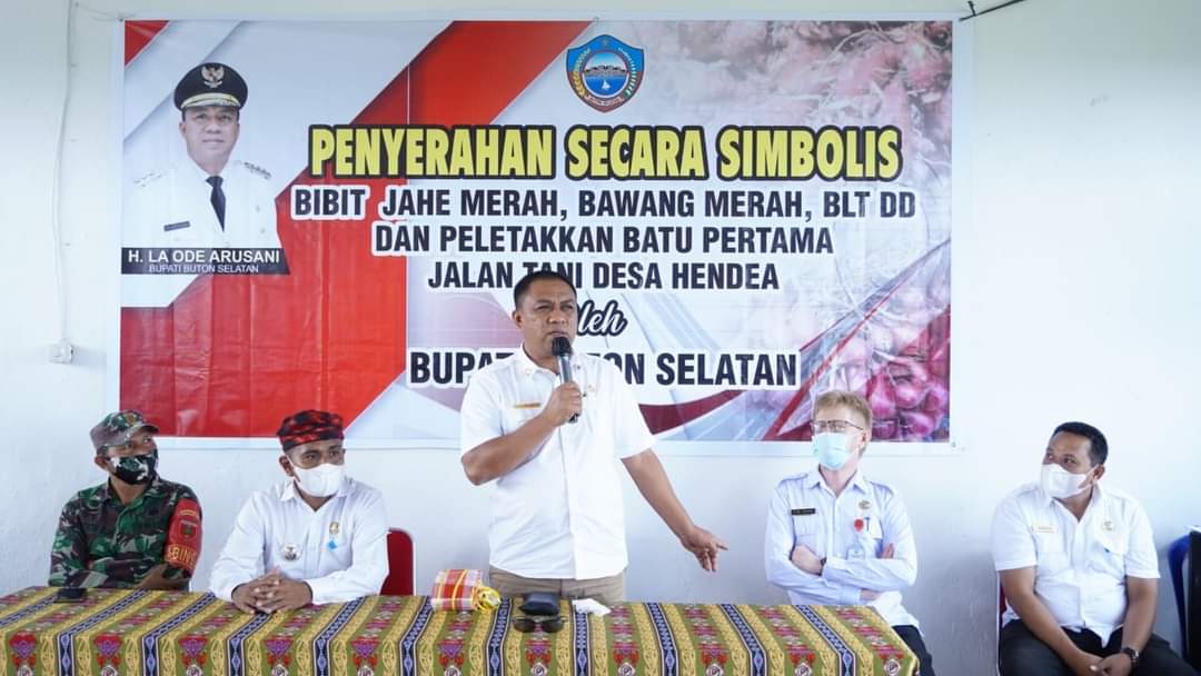 Bupati Buton Selatan Serahkan Bantuan Bibit Bawang Merah Kepada Masyarakat