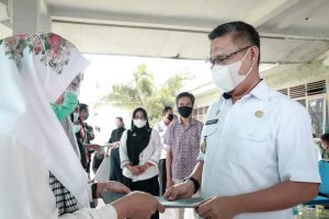 Di Puuwatu, Wali Kota Kendari Serahkan KIS Untuk 200 Warga