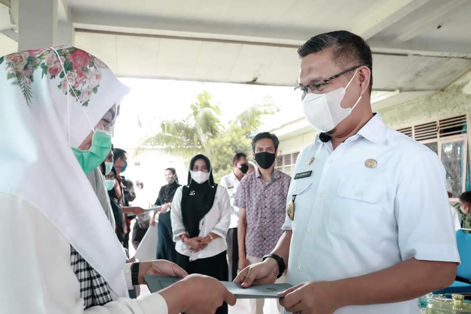 Di Puuwatu, Wali Kota Kendari Serahkan KIS Untuk 200 Warga