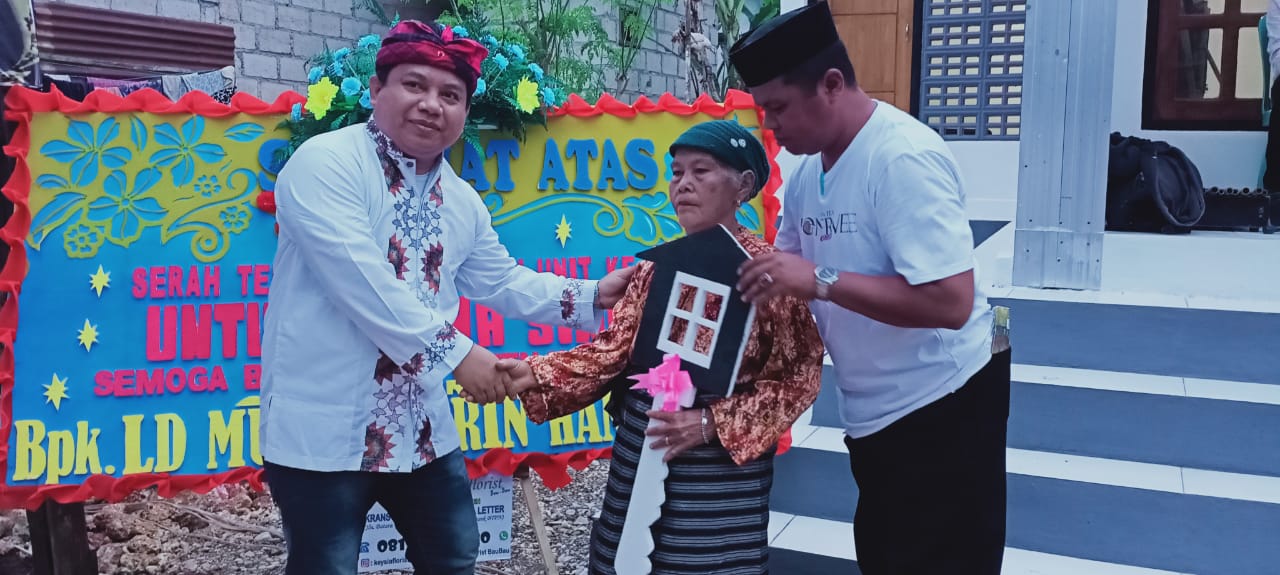 LM Syafrin Hanamu Kembali Bedah Rumah Warga Kombeli