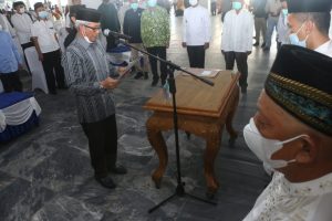 Safari Ramadhan Di Kolaka Utara, Wagub Sultra Lantik Pengurus Dewan Masjid Indonesia