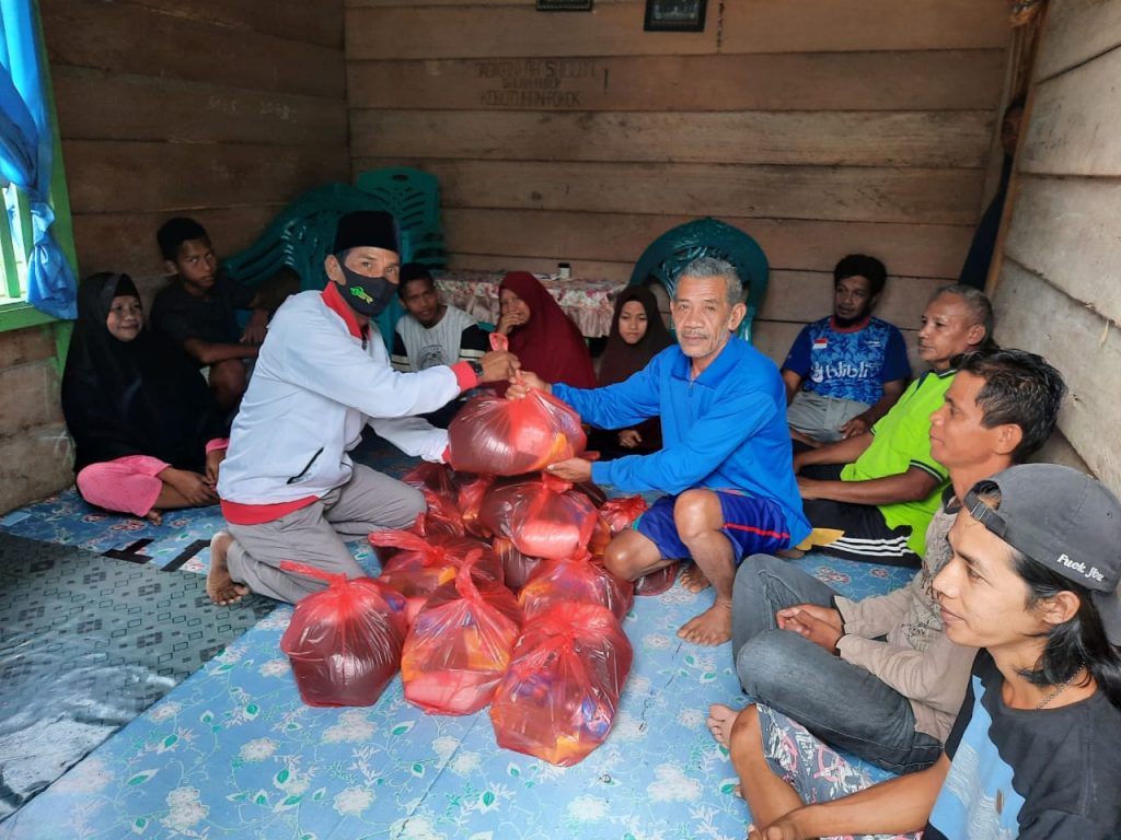 DPC Partai Gerindra Buton Bagikan 109 Paket Sembako ke Pengurus Ranting Desa
