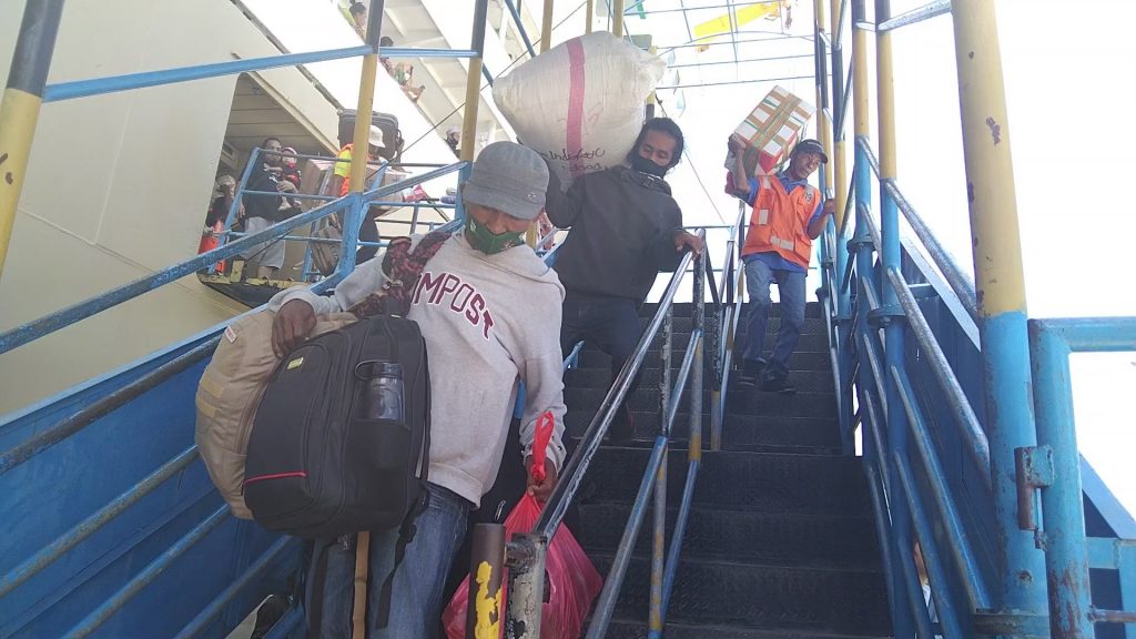 Mudik Duluan, 1800 Penumpang Kapal Pelni KM Dobonsolo Turun Di Pelabuhan Murhum Baubau