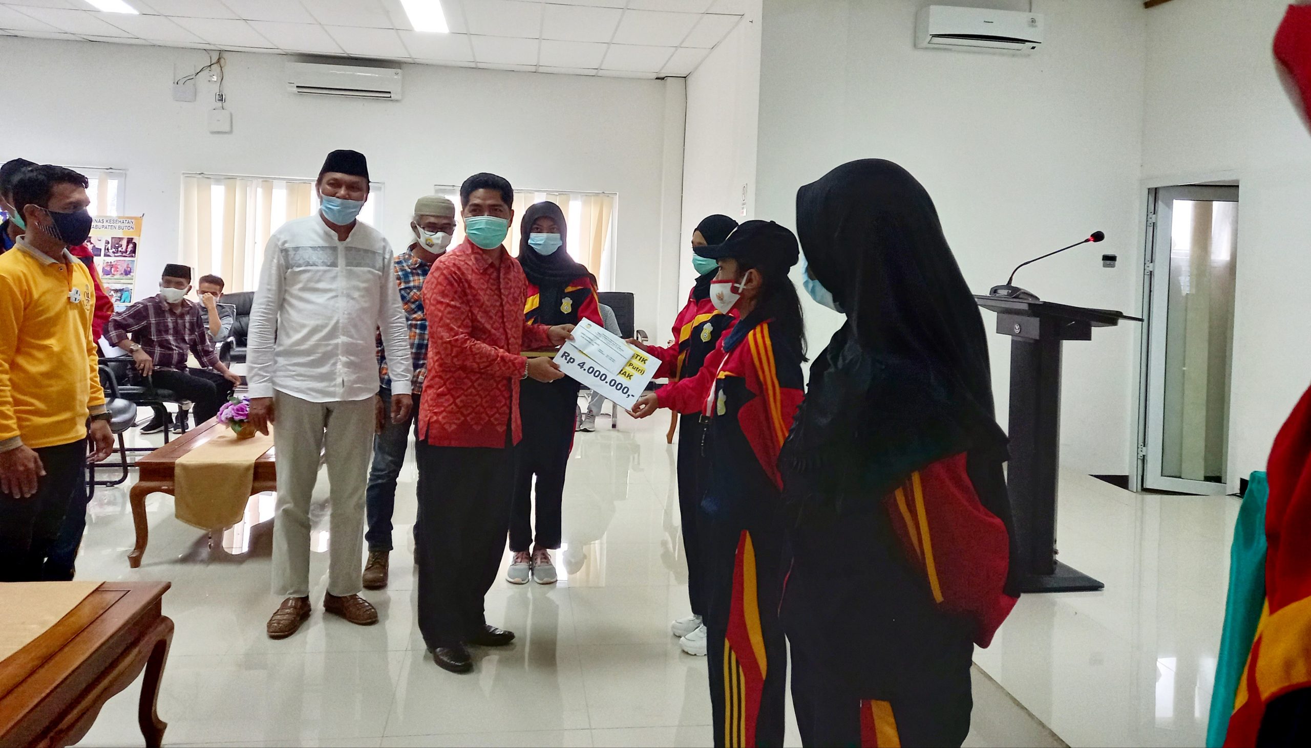 Bupati Buton Berikan Bonus Untuk Atlet Popda
