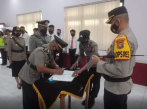 Mutasi Jabatan, Kapolres Buton Lantik Kapolsek Kapontori dan Kasi Humas