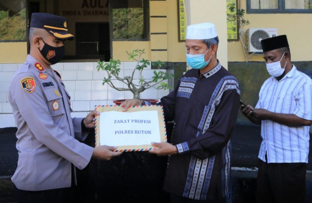 Kapolres Buton Serahkan Zakat Profesi Anggota Kepada Baznas