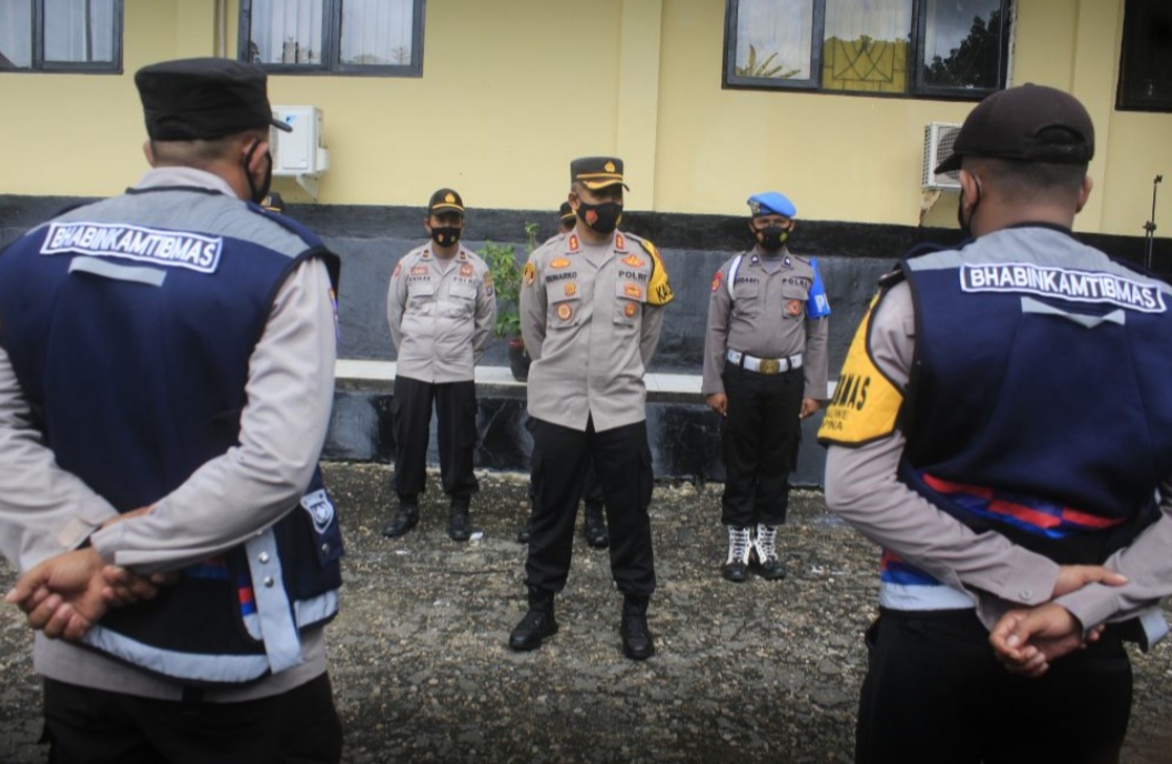 Sosialisasikan PPKM, Bhabinkamtibmas Polres Buton Sisir Desa Binaan