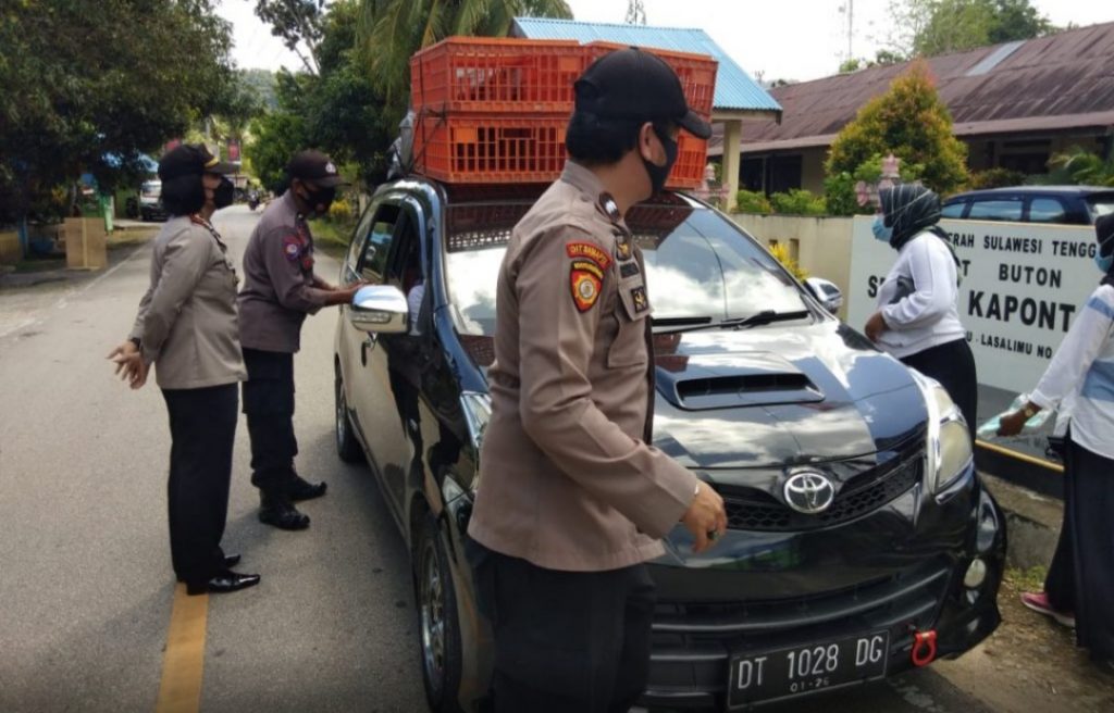 Polsek Kapontori Cek Suhu Tubuh Pemudik