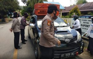 Polsek Kapontori Cek Suhu Tubuh Pemudik
