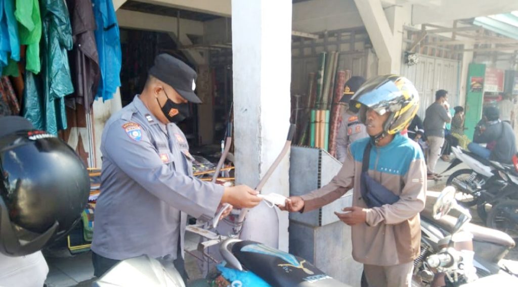 Sigap Ansipasi Covid-19, Sat Binmas Polres Buton Bagikan Masker Gratis