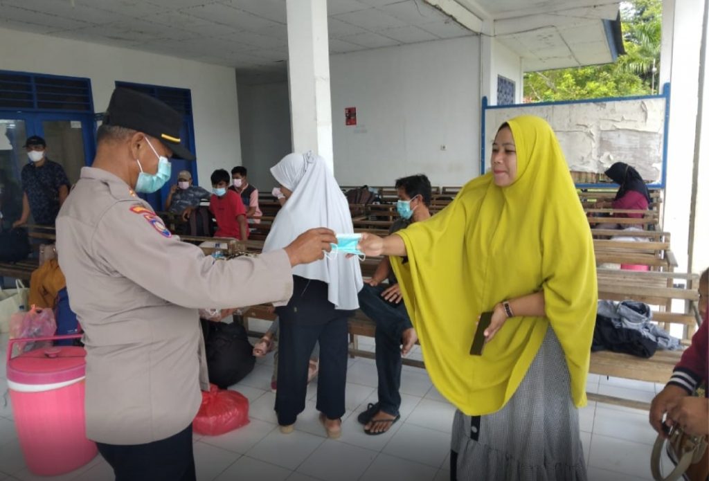 Dukung PPKM Skala Mikro Polsek Lasalimu Bagikan Masker ke Warga