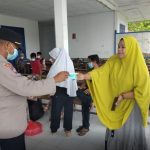 Dukung PPKM Skala Mikro Polsek Lasalimu Bagikan Masker ke Warga