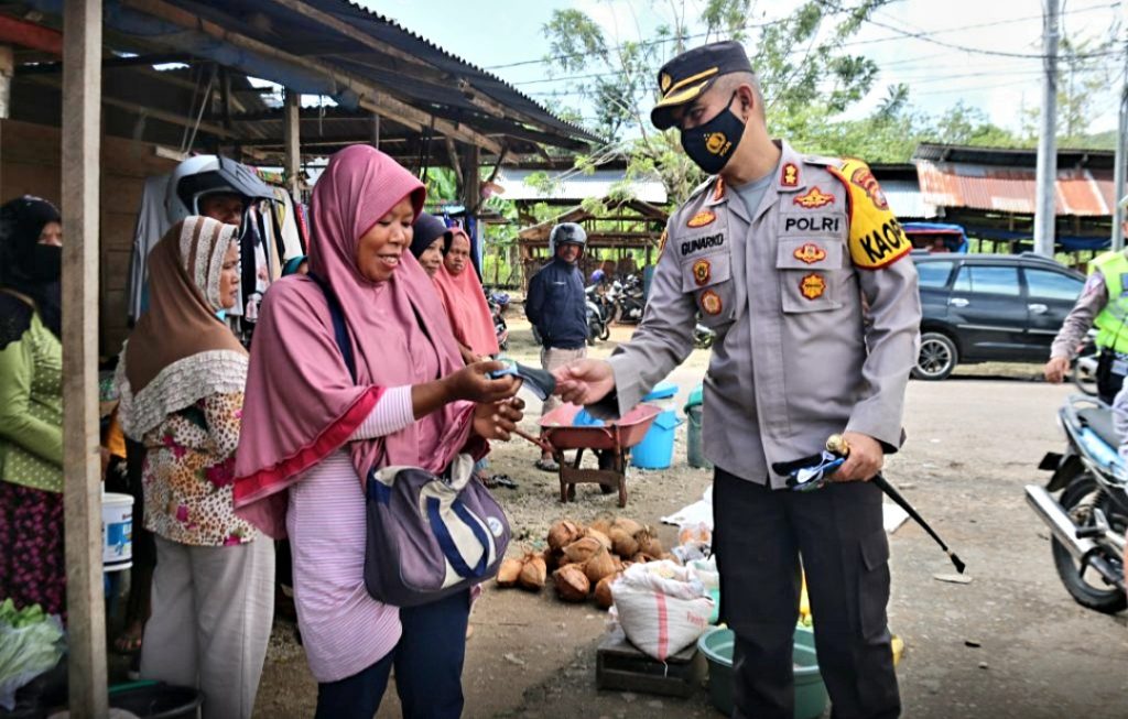 Lagi, Kapolres Buton Bagikan Ribuan Masker di Pasar Kaloko