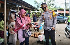 Lagi, Kapolres Buton Bagikan Ribuan Masker di Pasar Kaloko