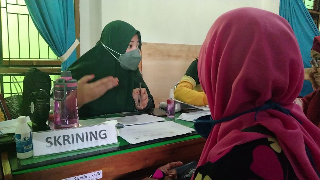Menghadapi Sekolah Tatap Muka, Ratusan Guru SD dan SMP seKota Baubau Mengikuti Vaksinasi Covid 19