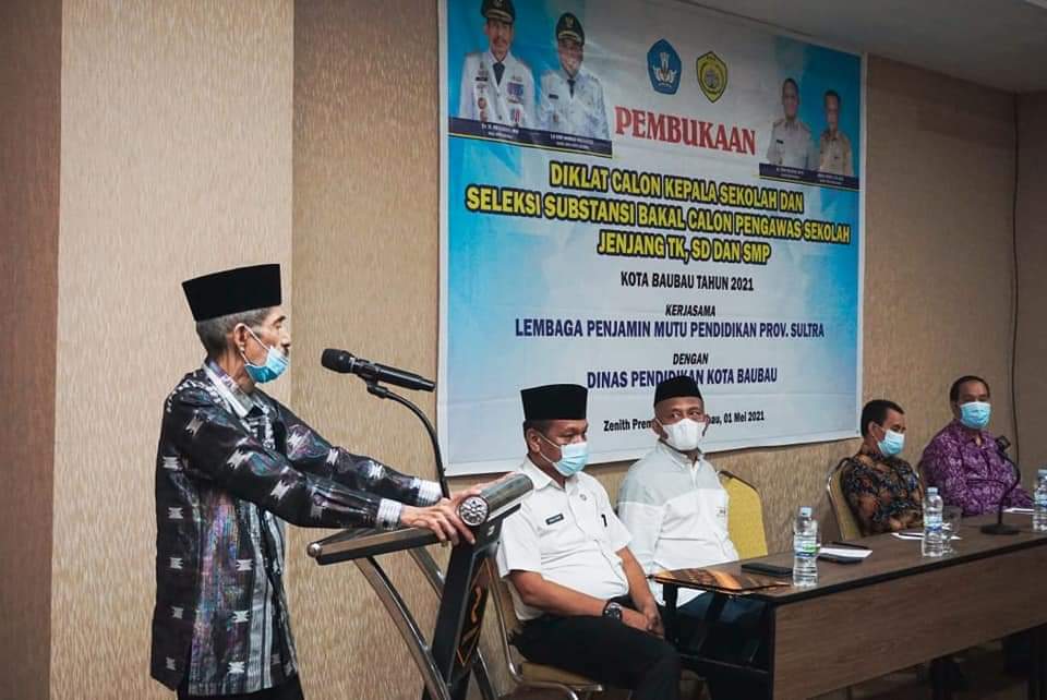 Wali Kota Baubau : Guru Harus Menjadi Contoh Teladan