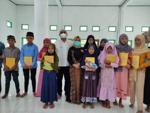Bupati Busel Serahkan Bantuan Al Qur’an pada Mesjid Desa Waindawula