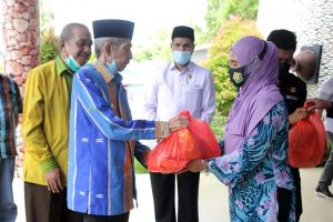 Serahkan Sembako Pada Dhuafa, Wali Kota Baubau Ajak Masyarakat lawan Intoleransi