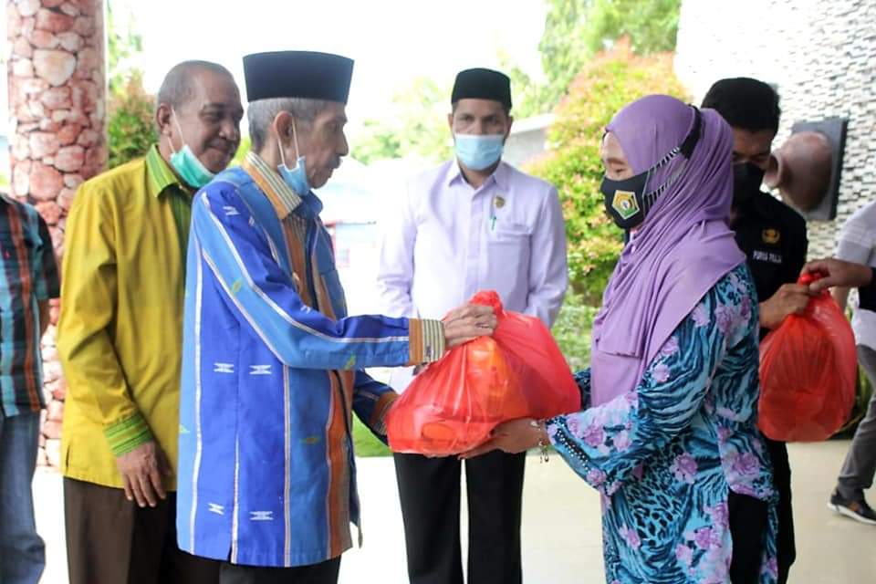 Serahkan Sembako Pada Dhuafa, Wali Kota Baubau Ajak Masyarakat lawan Intoleransi