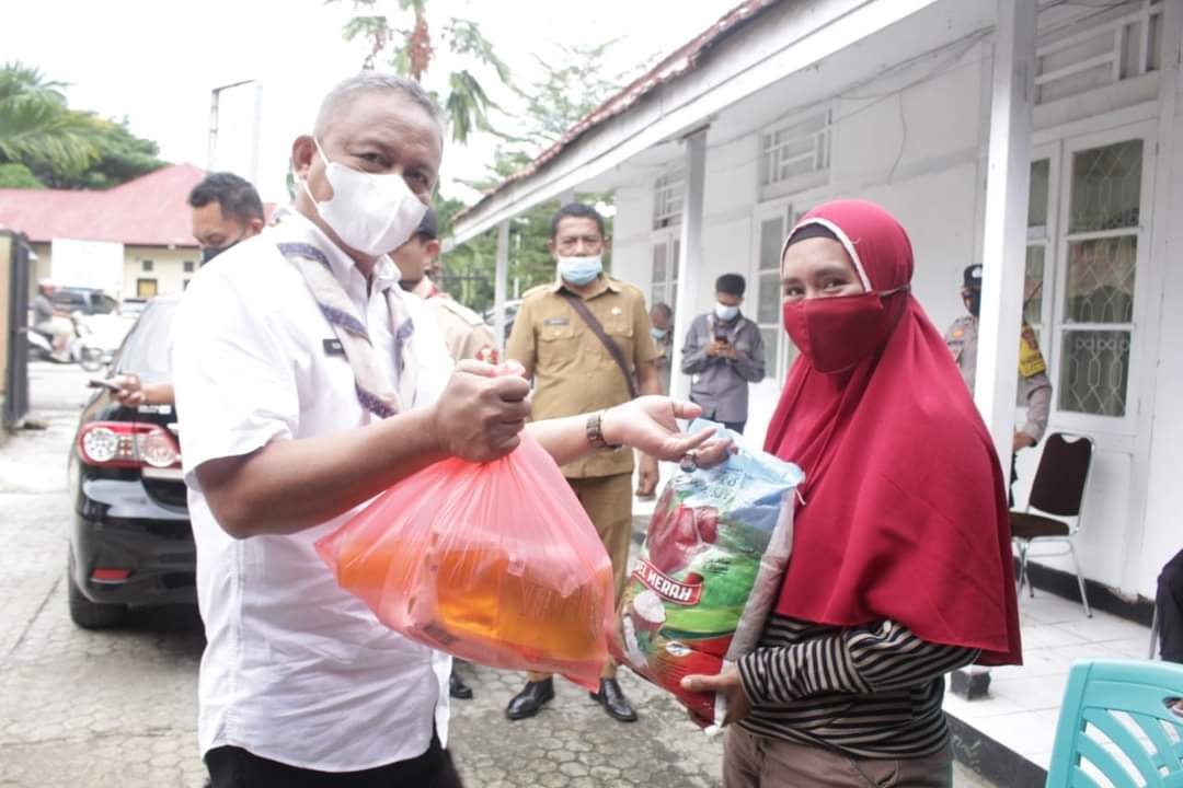 Kwarcab Pramuka Baubau Berbagi Masker dan Sembako