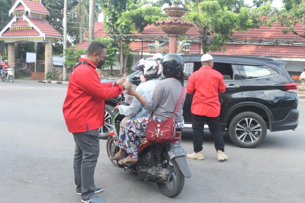 Sebar Kasih Ramadhan, DPC M1R SSB Baubau Berbagi Takjil