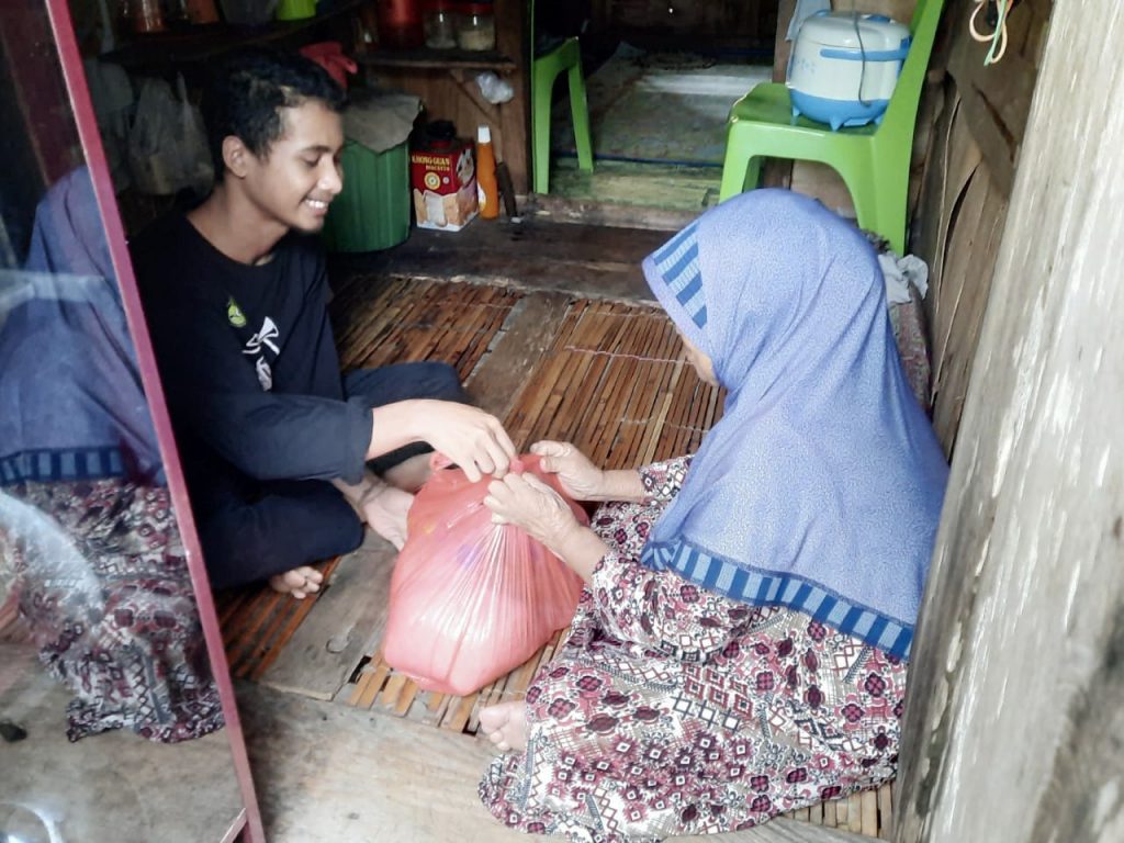 Marching Band Gita Takawa Berbagi Sembako di Bulan Ramadhan