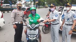 Bersama Ditlantas Polda Sultra, Jasa Raharja Bagikan Ratusan Paket Takjil Ke Pengguna Jalan
