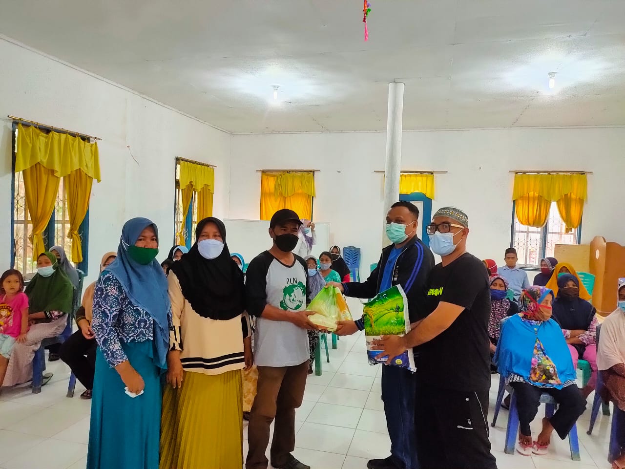 Alumni SMA Negeri 1 Baubau Bagikan Puluhan Paket Sembako Ke Warga Kurang Mampu