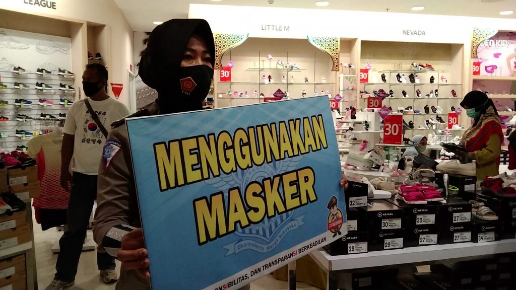 Satlantas Polres Baubau Imbau Warga Jaga Prokes di Pusat Perbelanjaan dengan Papan Bicara