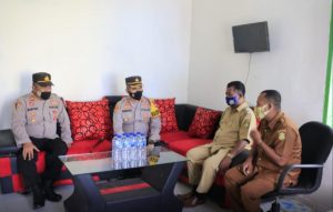 Sambangi Kepala Desa Lapodi, Kapolres Buton Ajak Warga Untuk Ikut Vaksin