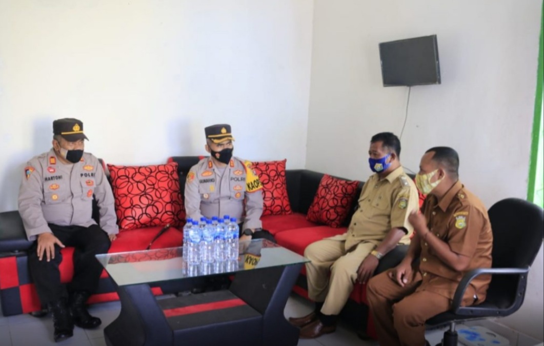 Sambangi Kepala Desa Lapodi, Kapolres Buton Ajak Warga Untuk Ikut Vaksin