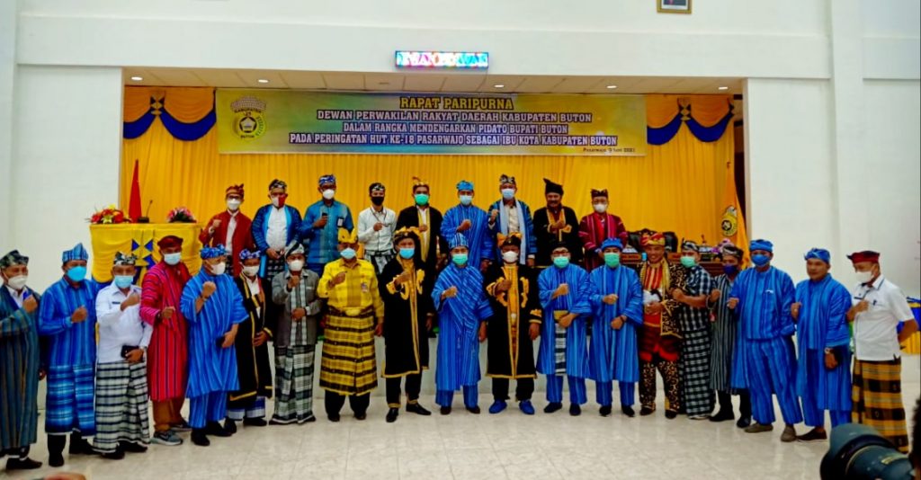 Peserta Rapat Paripurna HUT Pasarwajo ke-18 Kompak Gunakan Pakaian Adat