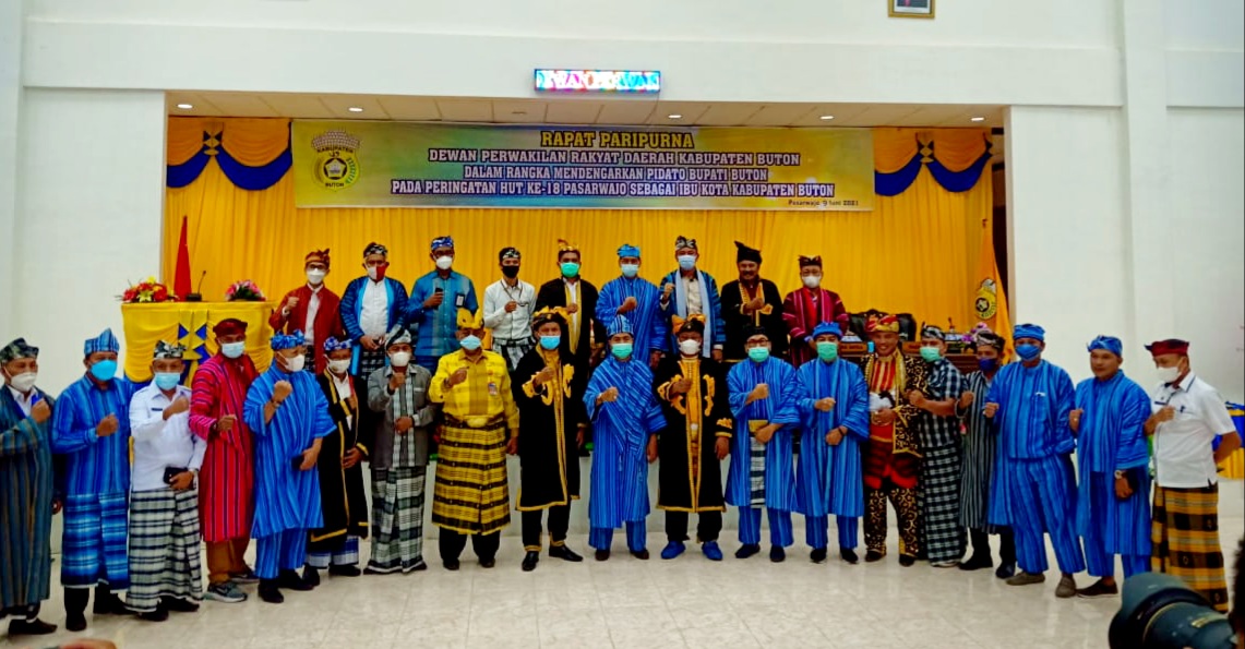 Peserta Rapat Paripurna HUT Pasarwajo ke-18 Kompak Gunakan Pakaian Adat