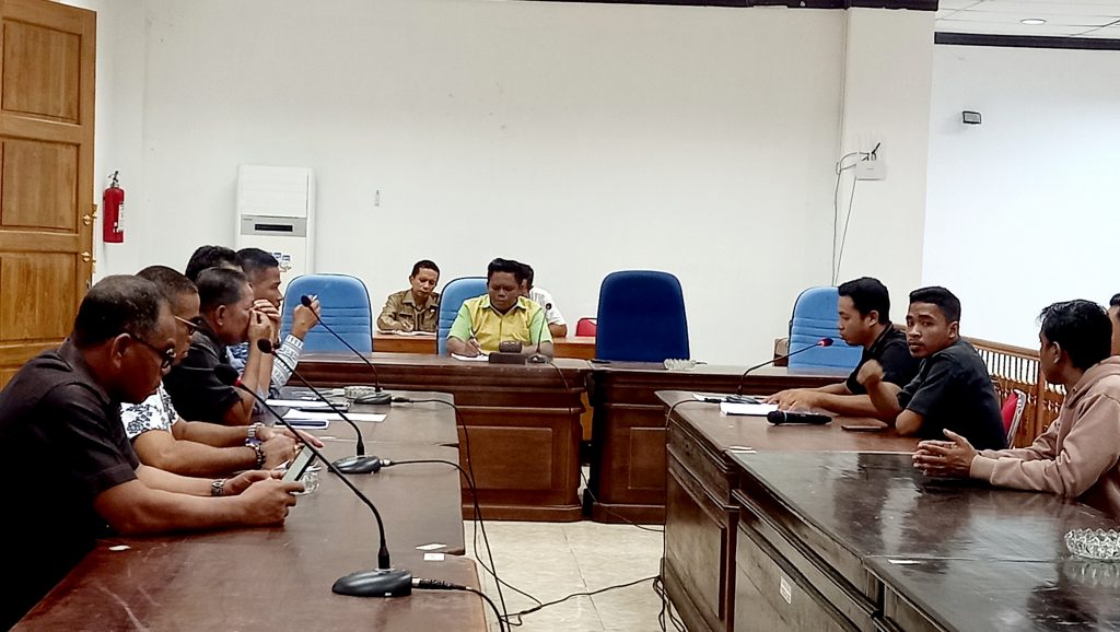 Enam Bulan Honor Belum Terbayar, Tenaga Honorer Buton Demo