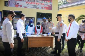 Anggota Polres Buton Tes Urine Cegah Penyalahgunaan Narkoba