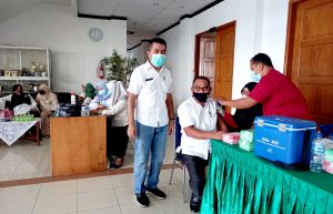 Anggota DPRD Buton Ikuti Vaksinasi Massal, Farid :”Jangan Takut Divaksin,”