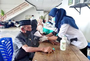 Anggota DPRD Buton Ikuti Vaksinasi Massal, Farid :"Jangan Takut Divaksin,"