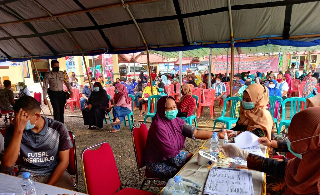 800 Warga Jalani Vaksinasi di Polsek Pasarwajo