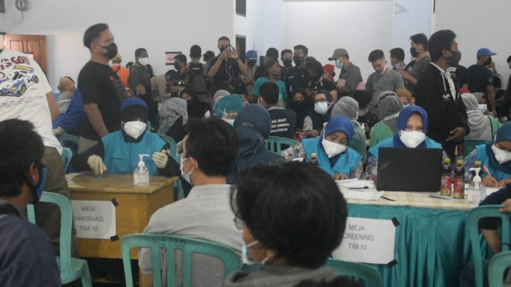 Ribuan Warga Antusias Mengikuti Vaksinasi di Polres Baubau