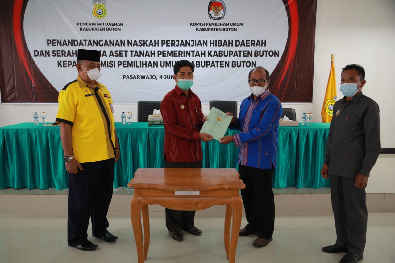 Pemda Buton Serahkan Hibah Lahan Untuk Kantor KPUD Seluas 2404 Meter Persegi