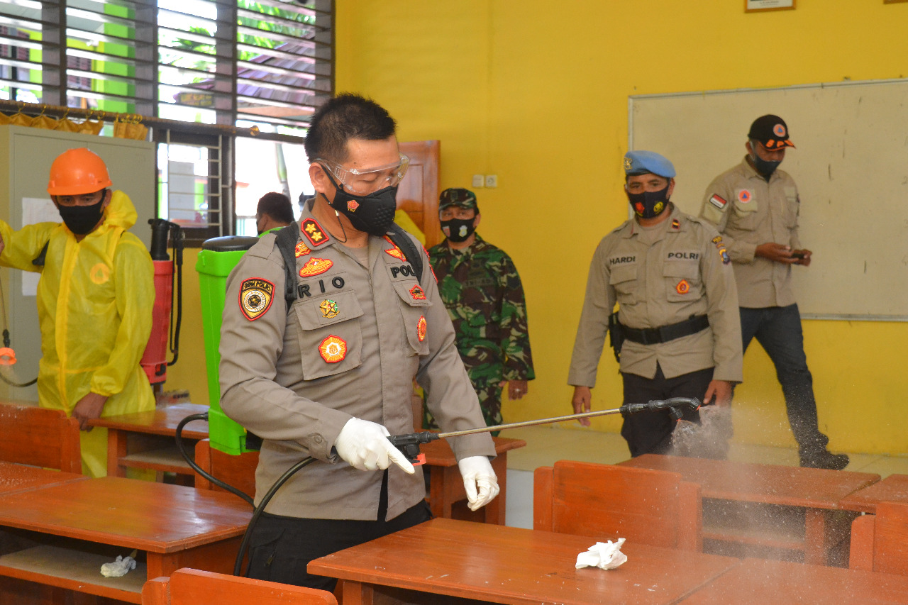 Cegah Corona Varian Baru, Polres Baubau Lakukan Penyemprotan di Sekolah