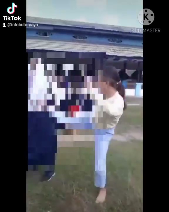 Video Perkelahian Dua Siswi SMP Di Lapangan Lembah Hijau Baubau Viral Medsos