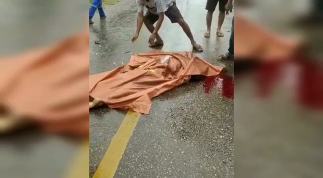 Diduga Menyalip dan Hilang Kendali, Seorang Wanita Warga Kamaru Terjatuh dari Motor dan Tewas