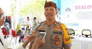 Kapolres Baubau Berikan Tiga Penghargaan Kepada Anggotanya yang Berprestasi