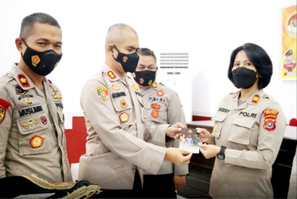 Kapolres Buton Bagikan Buku Saku Pedoman Kontinjensi Klaster Covid-19